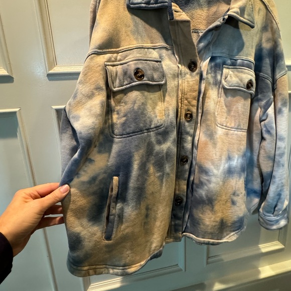 Easel Blue/Tan Tie Dye Button Down Rounded Hem Front Raw Edge Shirt Jacket - Picture 3 of 6